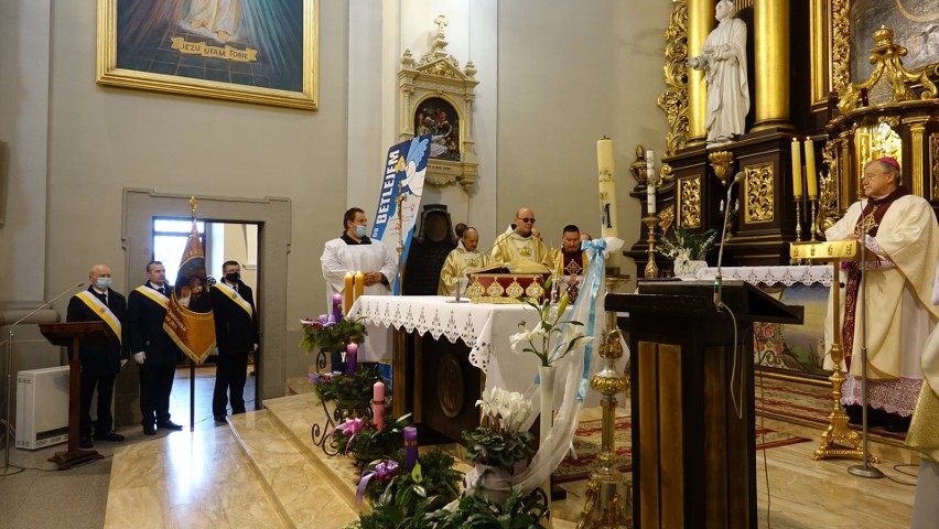 Odpust Parafialny w Chmielniku, w powiecie kieleckim. Była uroczysta procesja, świętowano piękny jubileusz (ZDJĘCIA)