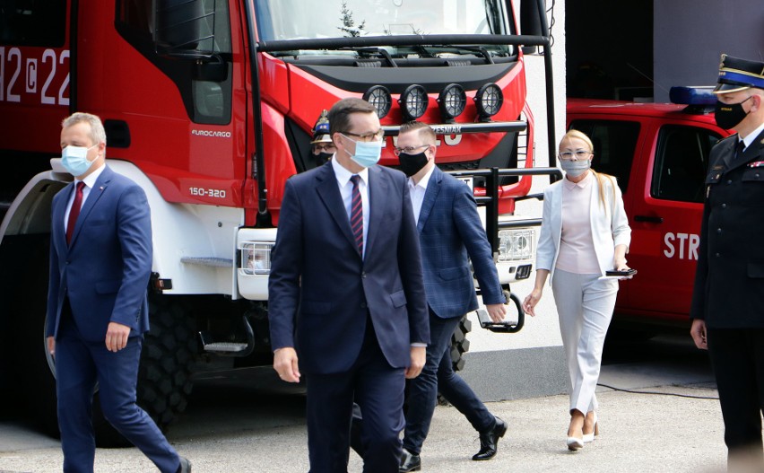 Premier Mateusz Morawiecki w Grudziądzu. Wręczał jednostkom OSP z Kujawsko-Pomorskiego promesy na nowe wozy strażackie [zdjęcia]