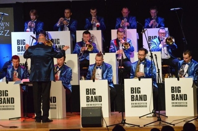 Big Band UZ gra nam od 23 lat i z każdym rokiem zaskakuje nowymi pomysłami. Oczywiście pod kierunkiem Jerzego Szymaniuka. Z BB występowały największe gwiazdy...