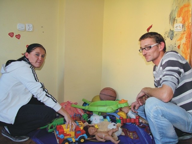 Państwo Agnieszka i Tomasz w wynajętym mieszkaniu czekają na swoje dzieci. Na te najmłodsze również ich zabawki.