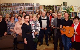 Piękny koncert Wojciecha Sochy bibliotece gminnej w Brodach. Zobacz zdjęcia