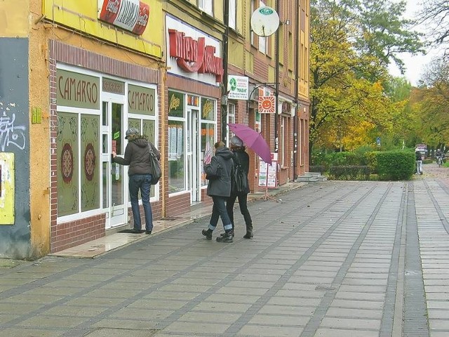 Bandyci nie bali się napaść na sklep w samym centrum Głogowa, przy głównej ulicy