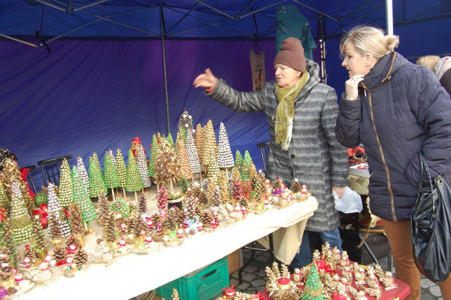 Świąteczne wypieki, ozdoby na choinkę i do dekoracji wigilijnego stołu pojawiły się na rynku w Nakle za sprawą Krajeńsko-Pałuckiego Festiwali Haftu i Rękodzieła. Impreza w przedświąteczny czas organizowana jest w mieście od lat. Po raz pierwszy odbyła się nie w murach Nakielskiego Ośrodka Kultury, a na powietrzu. Pogoda na szczęście dopisała.Zobacz także.Ciężarówka Coca-Coli we Włocławku