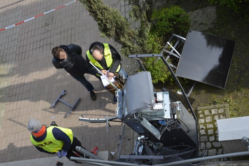 Wysadzili bankomat, żeby ukraść pieniądze [FOTO]