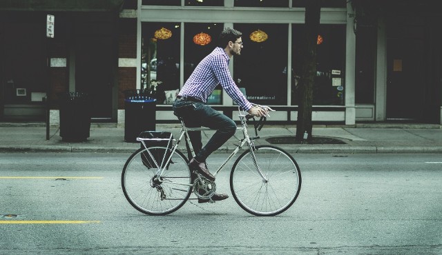 Rowerzysta, jako pełnoprawny uczestnik ruchu drogowego w razie nieprzestrzegania przepisów, musi liczyć się z możliwością dostania mandatu. Stwarzając zagrożenie sytuacja na drodze może skończyć się wypadkiem, a w najlepszym razie mandatem. Jakie są kary oraz jakie przepisy powinien respektować kierujący rowerem?