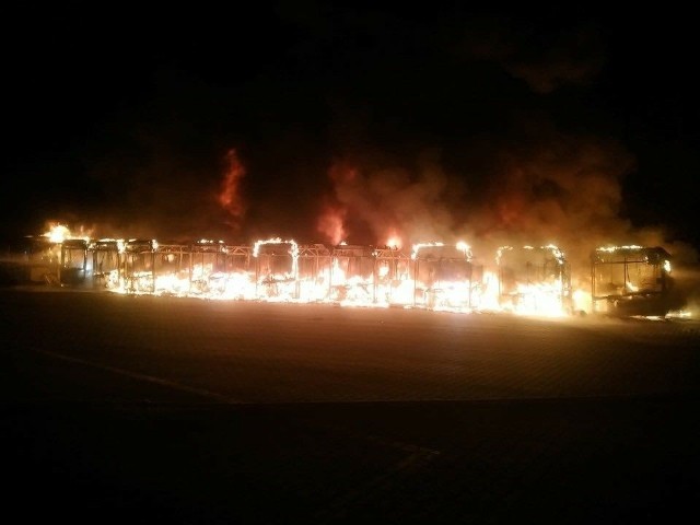 Doszczętnie spłonęło 10 pojazdów.