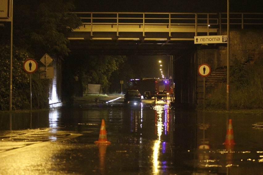 Wrocław po burzy, zalany wiadukt na Grota Roweckiego