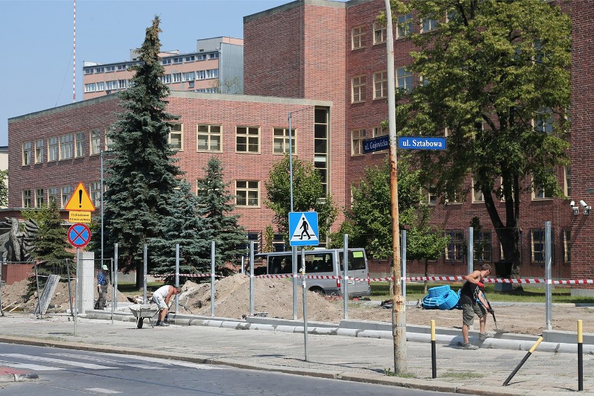 Wojsko grodzi zabytkowy budynek przy ul. Gajowickiej