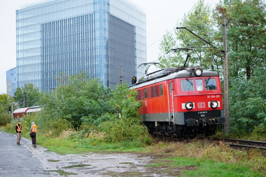 Ulica Robotnicza zablokowana. Na przejeździe zepsuł się pociąg