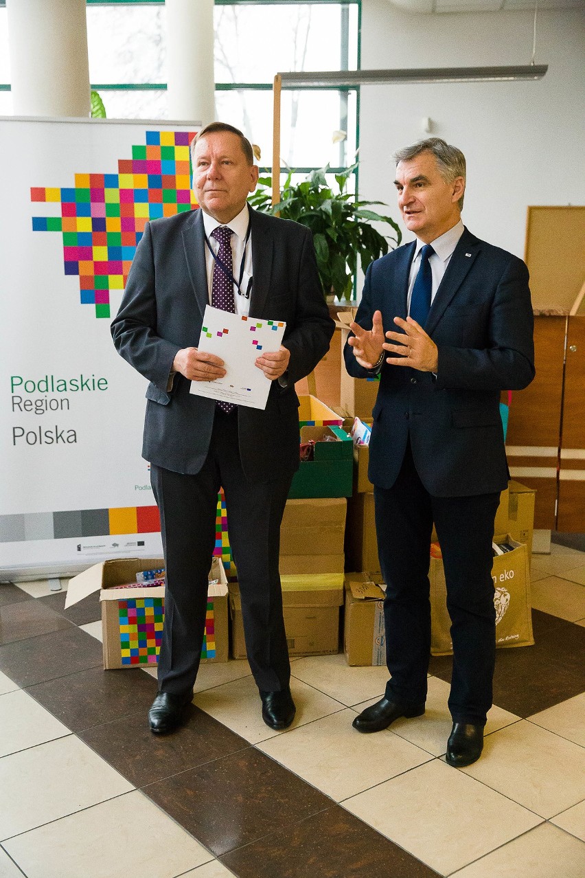 Konsul RP w Grodnie Jarosław Książek (od lewej) na ręce...