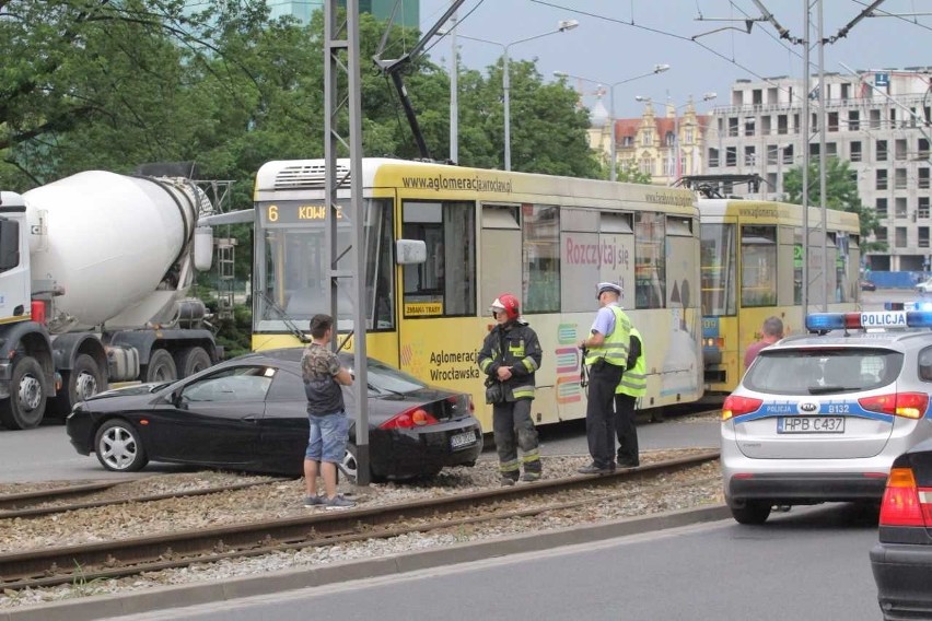 Wypadek na Drobnera. Zderzenie z tramwajem, wozy MPK skierowane na objazdy