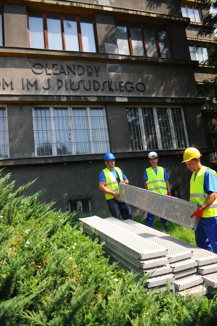 Sąd, urzędnicy i komornik - nie ma mocnych na dzikiego lokatora domu na Oleandrach