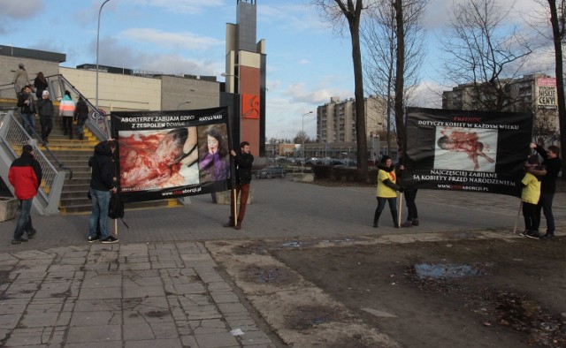 Młodzież z Fundacji PRO- Prawo do życia pikietowali przeciwko aborcji w trzech punktach miasta, prezentując plakaty z drastycznymi zdjęciami płodów po aborcji.