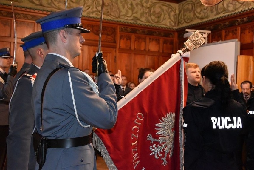 Ślubowanie policjantów. Potrzebni kolejni! Kto? Za ile? QUIZ - czy nadajesz się do policji? 