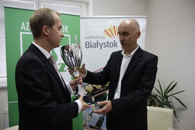 Najpoważniej klub nadal wspiera miasto. Dlatego w czwartek prezes AZS-u Aleksander Puchalski (z lewej) przekazał wiceprezydentowi Białegostoku Tadeuszowi Arłukowiczowi puchar za zwycięstwo w mistrzostwach Polski AZS.