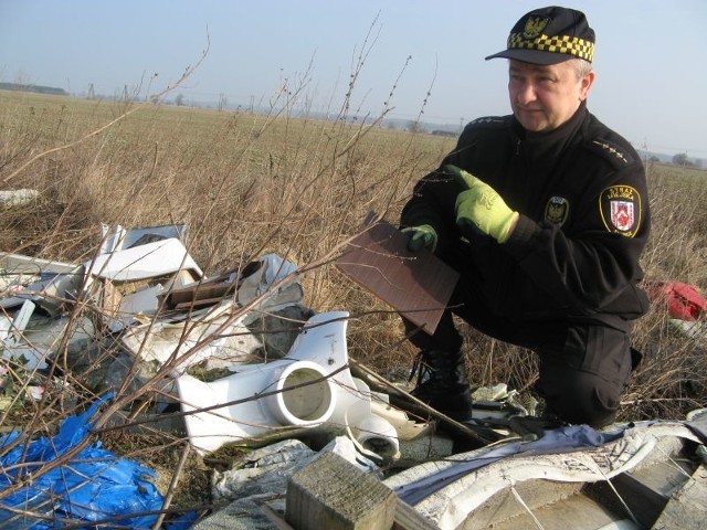 - Takie dzikie wysypiska, jak to w okolicy ulicy Rzepińskiej, znajdujemy w różnych miejscach. Trafia na nie dosłownie wszystko - mówi Tomasz Bieniasz-Krzywiec.