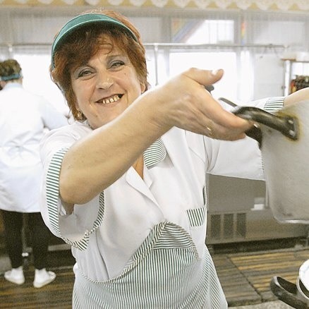 Sabina Gruszecka mowi, że lubi gotować. W Pieście kucharki się nie zmieniają stąd i smak ten sam od lat. Bywalcy sobie to chwalą.