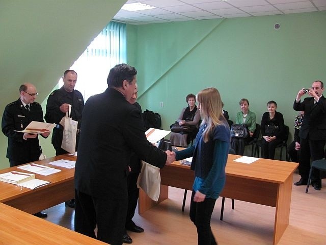 Dyplomy oraz nagrody rzeczowe uczestnikom konkursu wręczał starosta Franciszek Budrowski.