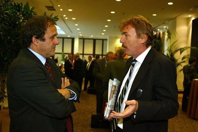 Prezydent UEFA Michel Platini (z lewej) w rozmowie z prezesem PZPN Zbigniewem Bońkiem.