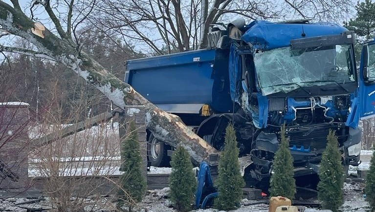 Wypadek w Skrzeszewie 6.12.2021. Ciężarówka wypadła z drogi. 9-latek został przetransportowany helikopterem do szpitala