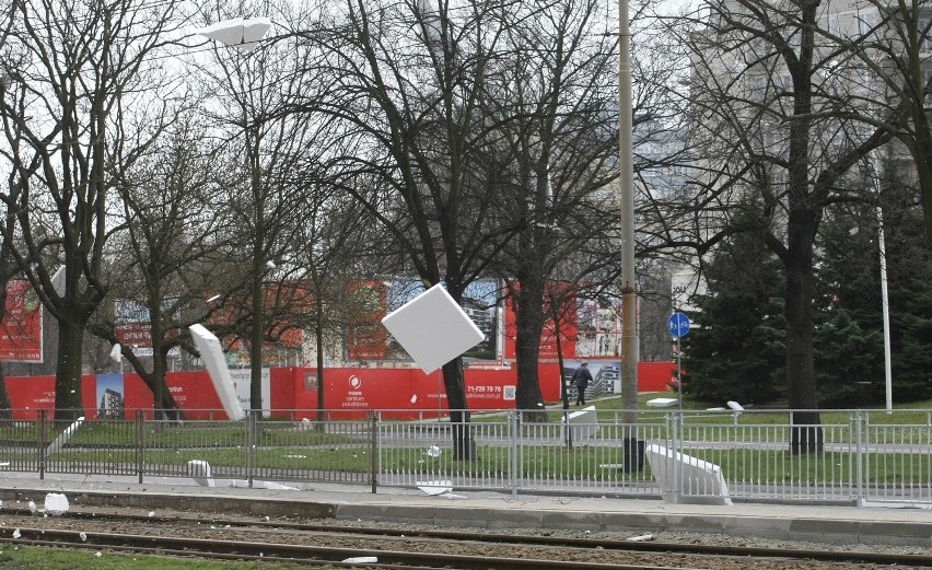 Na ul. Powstańców Śląskich niezabezpieczony styropian z...