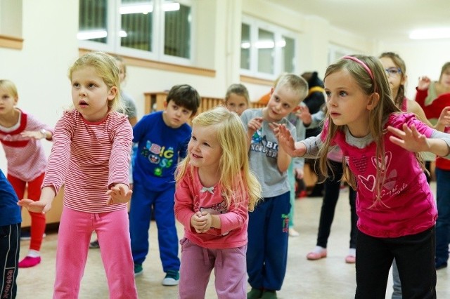 Patrycja, Gabrysia i Marika (na zdjęciu od lewej) z wielkim zaangażowaniem przygotowują się do muzyczno-tanecznego spektaklu o przyjaźni, odwadze i dobroci. Już w grudniu uczniowie białostockiej Szkoły Podstawowej nr 44 wystawią "Calineczkę&#8221; w nietypowej odsłonie. Przy okazji uczą się także tolerancji.