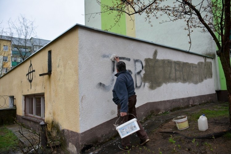 Ul. Armii Krajowej. Wulgarny napis na os. Leśna Dolina (zdjęcia)