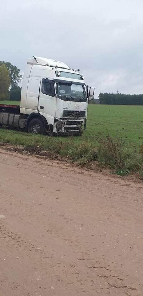 Tyniewicze Duże. Wypadek na DW 684. Opel corsa zderzył się z ciężarówką (zdjęcia)