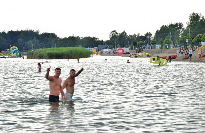 Wakacyjny wypoczynek nad Jeziorem Tarnobrzeskim w czwartek 20 lipca. Amatorów kąpieli i ćwiczeń nie brakowało. Zobaczcie zdjęcia 