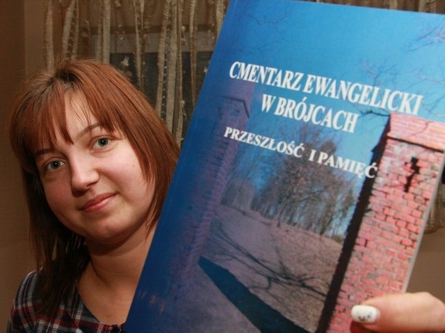 - Opisałam szatę roślinną cmentarza - mówi Aneta Brzezińska, współautorka monografii brójeckiego cmentarza.