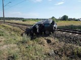 Audi zderzyło się z pociągiem pod Łowiczem [ZDJĘCIA]