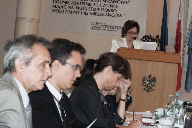 Temat opieki społecznej w Starachowicach referowała radnym Danuta Krępa, dyrektor Miejskiego Ośrodka Pomocy Społecznej