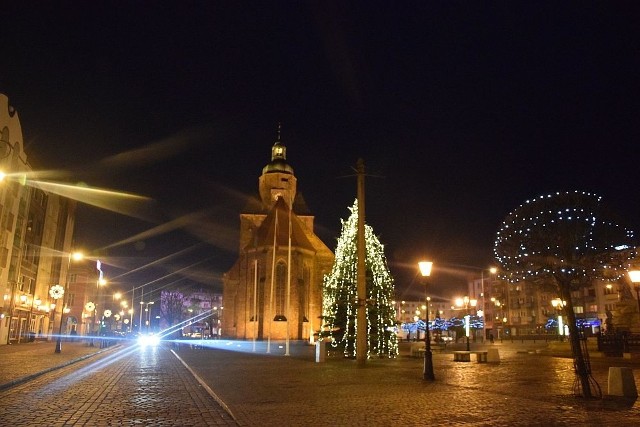 W gorzowskim centrum iluminacje świąteczne już zdobią ulice. Zgodnie z planem w czwartek (3 grudnia) została uruchomiona świąteczna iluminacja. Nie wszystkie ozdoby już świecą, ale znaczną część już można podziwiać. Wieczorem tego samego dnia wszystkie zainstalowane lampki „ożyją” i rozbłysną w mieście.