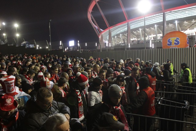 Mecz Polska - Korea Południowa: Tłumy kibiców zdążają na Stadion Śląski