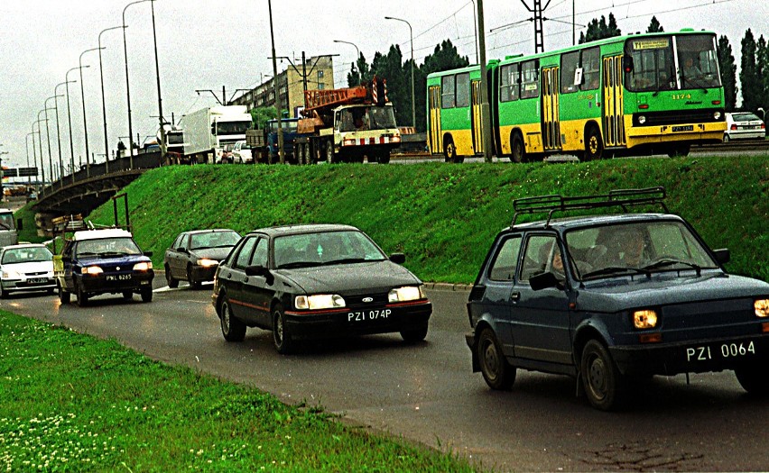 Ikarus na ulicy Hetmańskiej, a na pierwszy planie "maluch",...