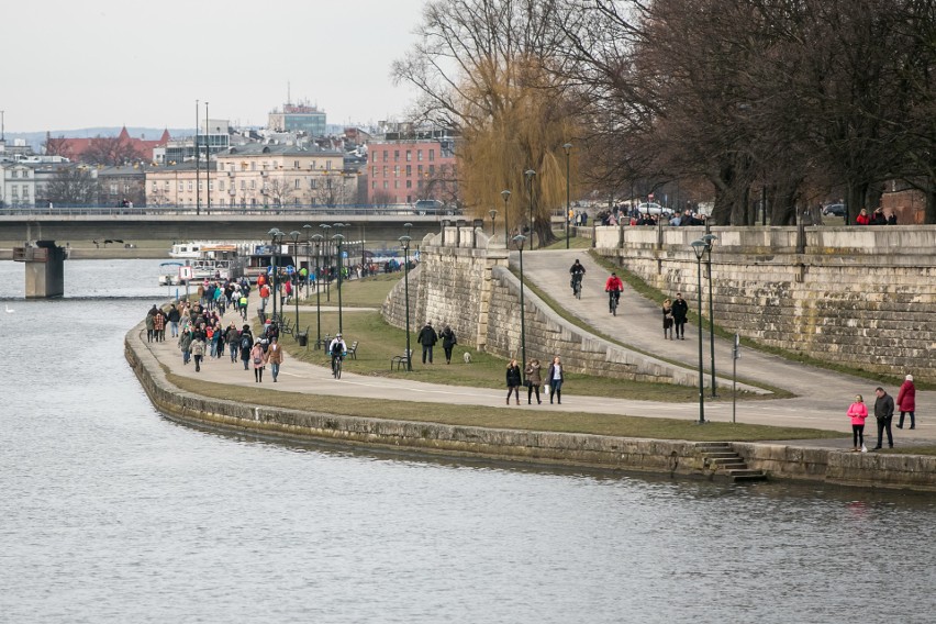 Czy to już wiosna? Niedzielny spacer bulwarami [GALERIA]