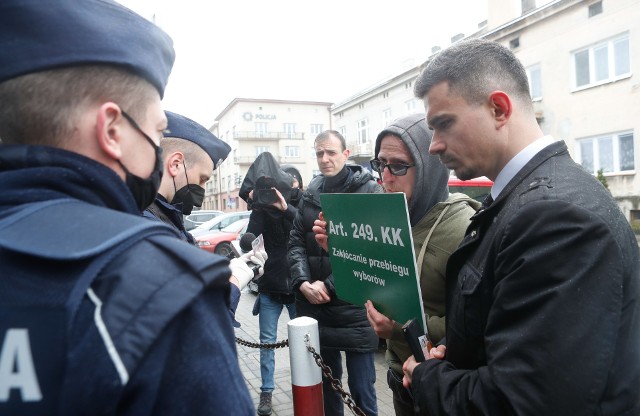 Konferencja prasowa sztabu wyborczego Grzegorza Brauna, interweniowała policja.