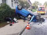 Wypadek w Gdańsku 26.09.2021. Auto dachowało na ul. Małomiejskiej na Oruni. Kierowca nieprzytomny. Zdjęcia                         