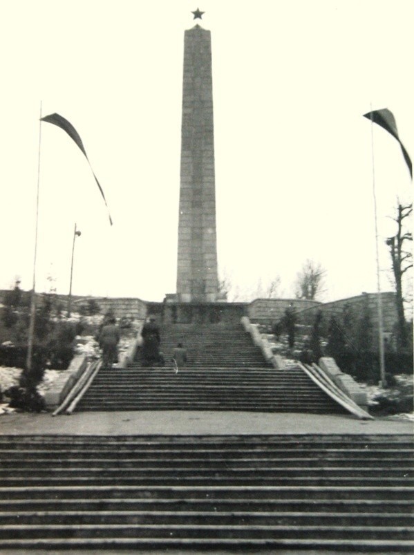 Monument ku czci Armii Czerwonej z podświetlaną czerwoną...