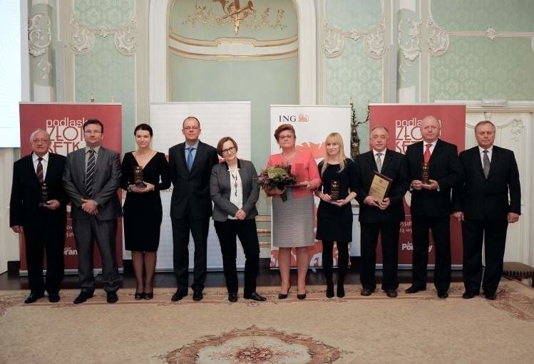 Nagrodzeni (od lewej): Józef Wysocki, członek rady...