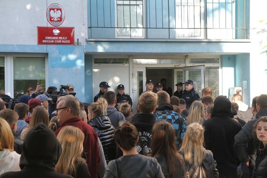 Około 100 osób protestowało pod komisariatem policji Wrocław...