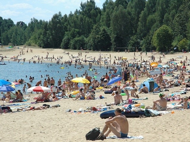 Obecnie woda w nyskim jeziorze ma aż 22 stopnie, zatem trudno się dziwić, że w weekendy (i nie tylko) ściągają tam setki, a nawet tysiące plażowiczów.