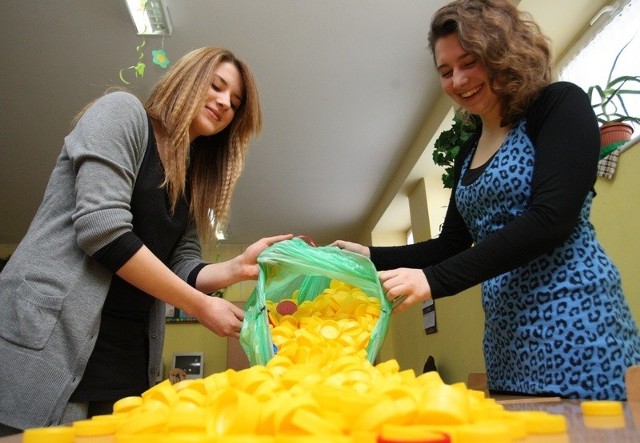 Karolina Kucharska i Kamila Lach, uczennice usteckiego gimnazjum, prowadzą zbiórkę plastikowych nakrętek. 