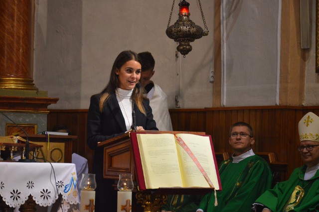 W sobotę wieczorem w kościele w Dąbrowie odbyło się uroczyste posłanie wolontariuszki misyjnej.