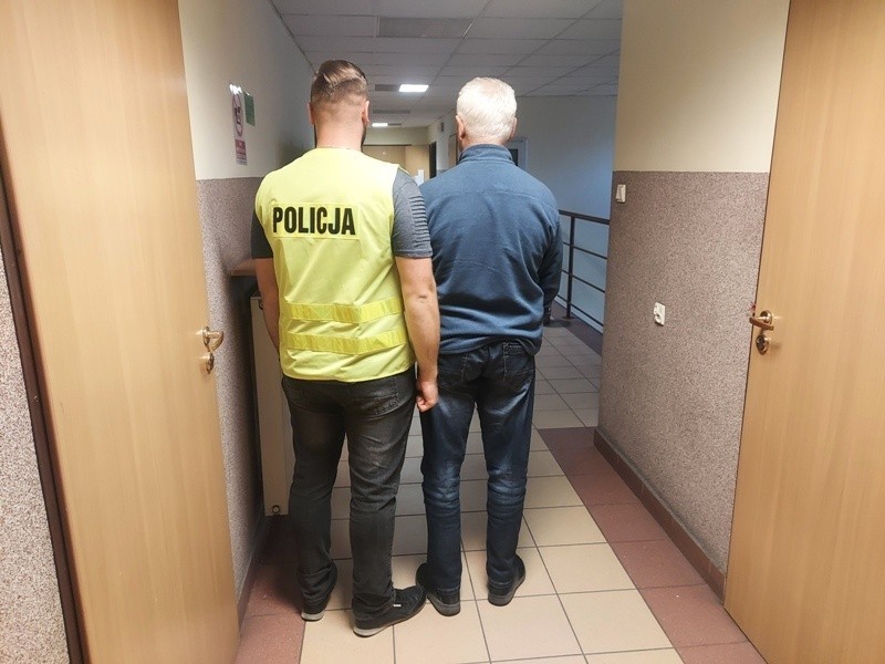 Policjanci z Brzezin i Łodzi zlikwidowali nielegalną linię produkcyjną papierosów. Przejęto towar o wartości ponad 900 tys. zł