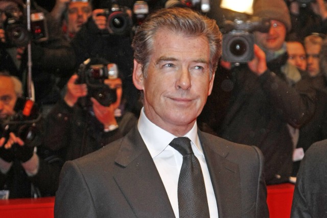 Pierce Brosnan to irlandzki aktor, który urodził się 16 maja 1953 roku. Niedawno skończył więc 70 lat.Na zdjęciu Pierce Brosnan na 60. Międzynarodowym Festiwalu Filmowym w Berlinie. Rok 2010.Tak wyglądają przystojni synowie Pierce'a Brosnana: Dylan i Paris. Zobaczcie zdjęcia >>>>