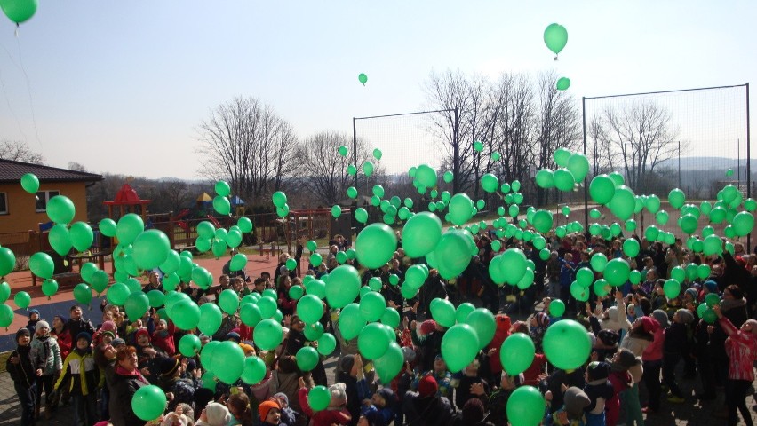 300 zielonych baloników na powitanie wiosny w Strzyżowicach [ZDJĘCIA]