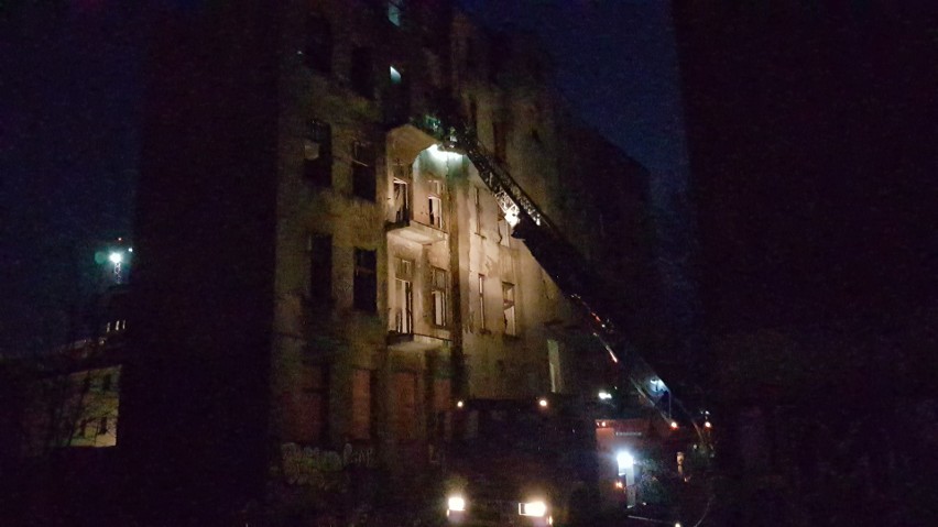 Pożar pustostanu przy ul. Nawrot w Łodzi. Grupa poszukiwawcza sprawdza budynek [ZDJĘCIA]
