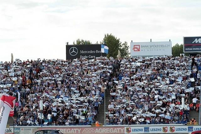 Efektowną jazdę żużlowców Fogo Unii Leszno na stadionie im. Alfreda Smoczyka oglądało prawie 15 tysięcy widzów, w tym bardzo liczna grupa fanów Stelmetu Falubazu Zielona Góra. Przez cały mecz sympatycy Byków znakomicie dopingowali swój zespół, a zwycięstwo 51:39 fetowali na stojąco.Zobacz następne zdjęcia --->