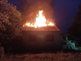 Pożar domu w miejscowości Wełnin w powiecie buskim. Ogniem zajęte były strych i poddasze budynku. Zobacz zdjęcia i wideo